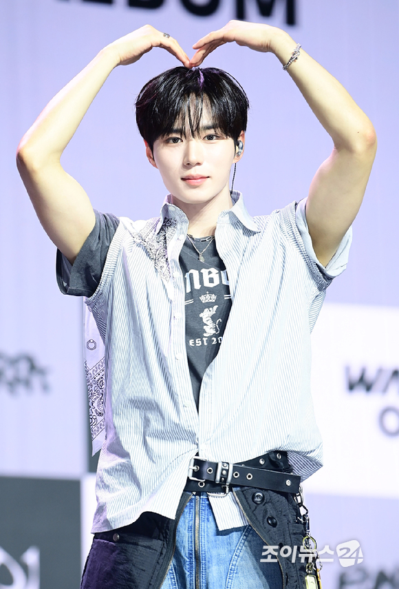 그룹 알파드라이브원 준서가 12일 오후 서울 용산구 블루스퀘어 SOL트래블홀에서 열린 알파드라이브원(ALPHA DRIVE ONE) 첫 번째 데뷔 미니 1집 'EUPHORIA'(유포리아) 발매 기념 쇼케이스에 참석하고 있다. [사진=정소희 기자]