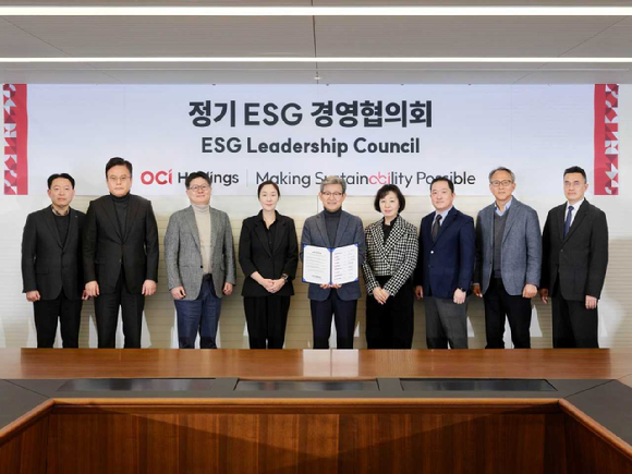 지난달 30일 ESG 경영협의회에 참석한 김유신 OCI 부회장(왼쪽에서 다섯째), 이수미 OCI홀딩스 부사장(왼쪽에서 여섯째) 등 주요 경영진이 기념촬영을 하고 있다. [사진=OCI홀딩스]