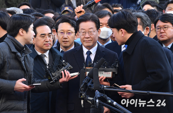 '성남FC 불법후원금 의혹'을 받고 있는 이재명 더불어민주당 대표가 10일 오전 경기도 성남시 수원지방검찰청 성남지청에 출석해 입장을 표명하고 있다. [사진=김성진 기자]