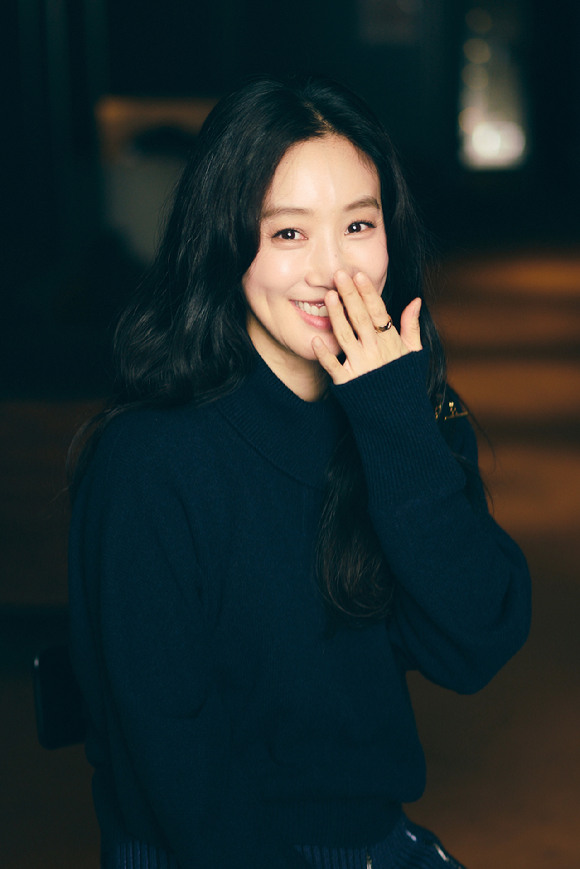 배우 정려원이 영화 '하얀 차를 탄 여자' 인터뷰에 앞서 포즈를 취하고 있다. [사진=(주)바이포엠스튜디오]