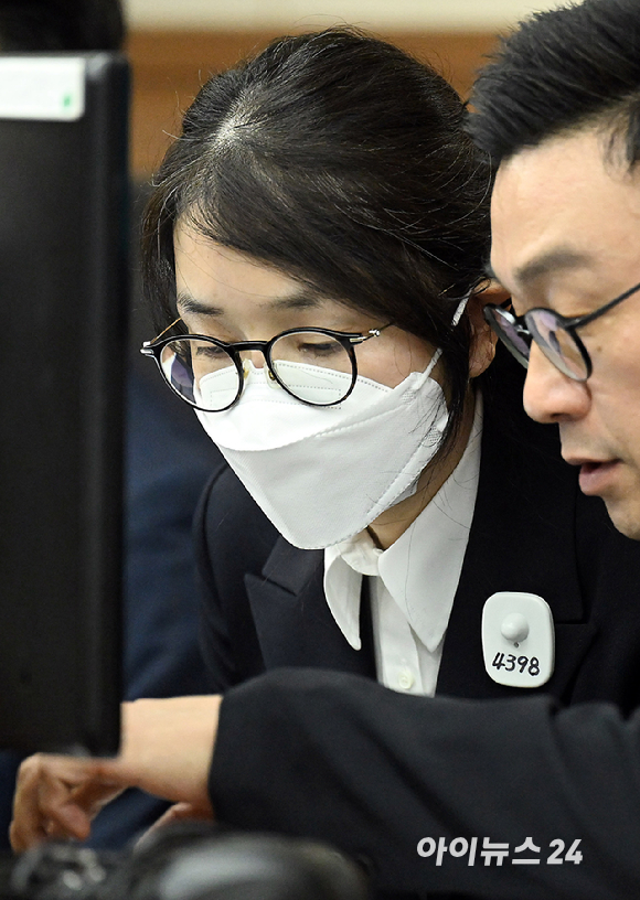 윤석열 전 대통령의 배우자 김건희 여사가 24일 서울 서초동 서울중앙지법에서 열린 김 여사의 특정범죄가중처벌법상 알선수재 및 자본시장법·정치자금법 위반 등 사건 첫 재판에 출석하고 있다. [사진=사진공동취재단]