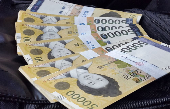 회사에 입사한 지 2주 만에 횡령을 저지르고 약 7년간 범행을 이어온 40대 여성이 항소심에서 감형됐다. 본 기사와 무관한 이미지. [사진=픽사베이@ldensity67]