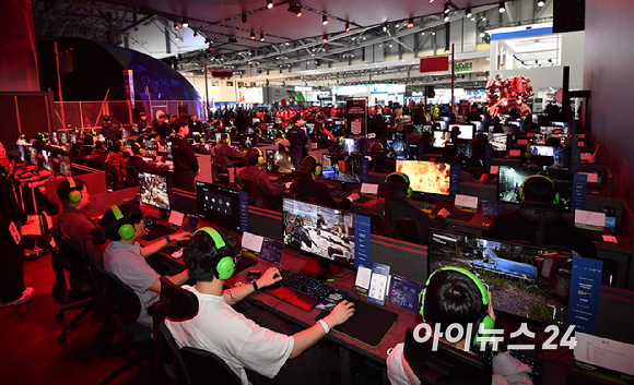 13일 부산 해운대구 벡스코에서 열린 국제게임전시회 '지스타 2025'에서 참관객들이 엔씨소프트 부스에서 신더시티를 체험하고 있다. [사진=곽영래 기자]