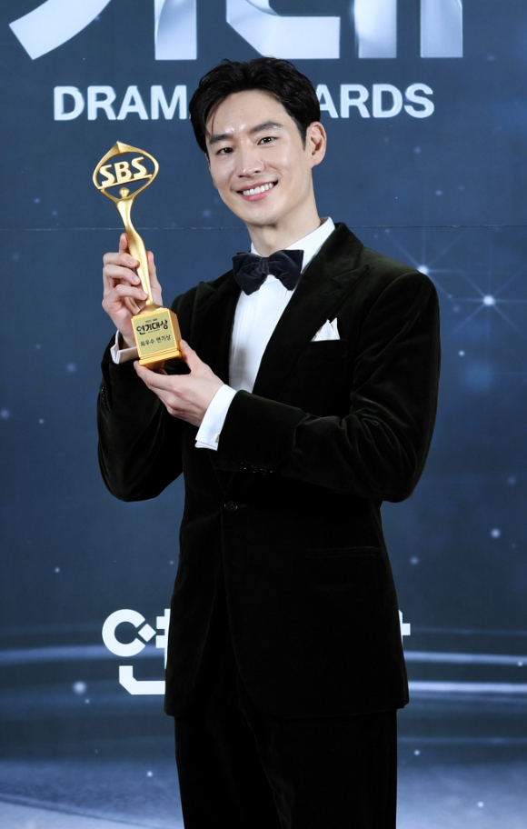 배우 이제훈이 31일 오후 서울 마포구 상암동 SBS프리즘타워에서 진행된 '2021 SBS 연기대상' 시상식에서 미니시리즈 장르, 판타지 부문 최우수 연기상을 받고 포즈를 취하고 있다. [사진=SBS]