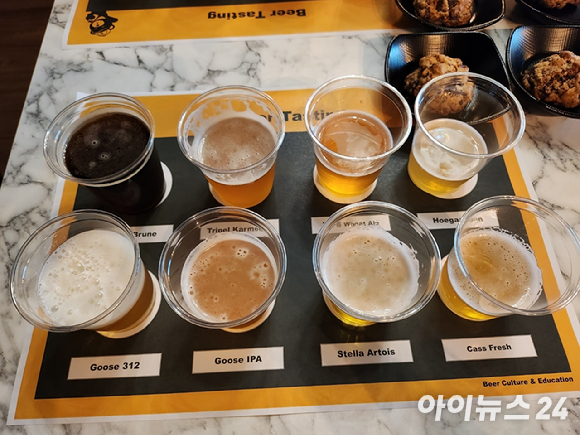 이예승 오비맥주 맥주문화교육팀 부장이 지난 25일 저녁 서울 동작구 노량진의 한 주점에서 열린 '비어 마스터 클래스' 행사에서 '맥주 맛있게 먹는 법'을 소개하고 있다. [사진=전다윗 기자]