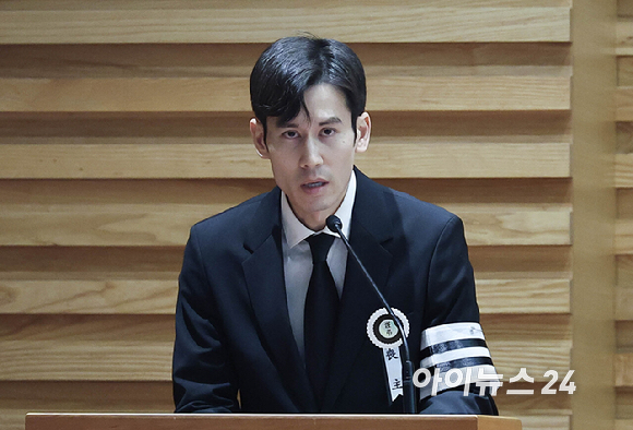 9일 서울 중구 명동성당에서 열린 故 안성기의 장례 미사가 끝난 뒤 영결식을 위해 고인의 영정과 금관문화훈장을 든 배우 정우성, 이정재가 영결식장으로 향하고 있다. [사진=곽영래 기자]