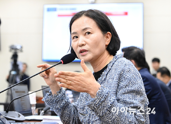 김우영 더불어민주당 의원(오른쪽 첫번째)이 지난 16일 국회 과학기술정보방송통신위원회에서 열린 2025년도 국정감사에서 국민의힘 박정훈 의원(왼쪽 첫번째)의 문자 폭로 사태 관련 발언을 하고 있다. 급기야 이들은 ‘한 주먹거리’ ‘옥상으로 올라와’ 등 과거의 거친 발언을 상기시키면서 파문이 일었다. [사진=곽영래 기자]