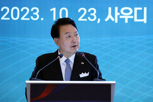 사우디아라비아를 국빈 방문중인 윤석열 대통령이 23일(현지시간) 리야드의 메리어트 호텔에서 열린 국빈 방문 동행 경제인 만찬에서 격려사 하고 있다. [사진=뉴시]