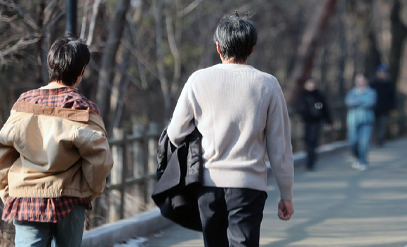 평년기온을 웃도는 포근한 날씨를 보인 지난달 31일 오후 서울 중구 남산에서 시민들이 겉옷을 벗어 손에 들고 산책하고 있다. [사진=뉴시스]