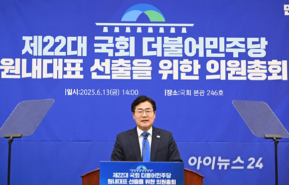 박찬대 더불어민주당 대표 직무대행 겸 원내대표가 13일 서울 여의도 국회에서 열린 원내대표 선출 의원총회에서 인사말 하고 있다. [사진=곽영래 기자]