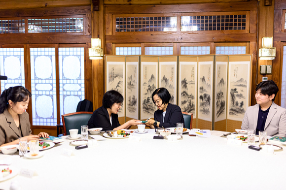 한성숙 국무총리는 12일 적극 행정 포상 공무원들과 '열린 브런치' 만남을 가졌다. [사진=총리실]