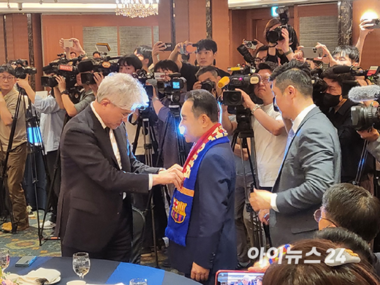 윤홍근 제너시스BBQ그룹 회장이 10일 오전 서울 중구 롯데호텔에서 열린 'BBQ 창사 30주년 기념 FC 바르셀로나 아시아 투어 서울매치' 후원 발표회에서 인사말을 하고 있다. [사진=정승필 기자]