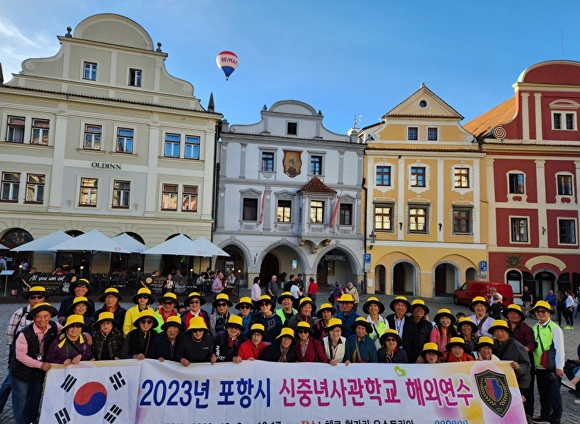 2023 신중년사관학교 해외연수 단체사진. [사진=포항시청]