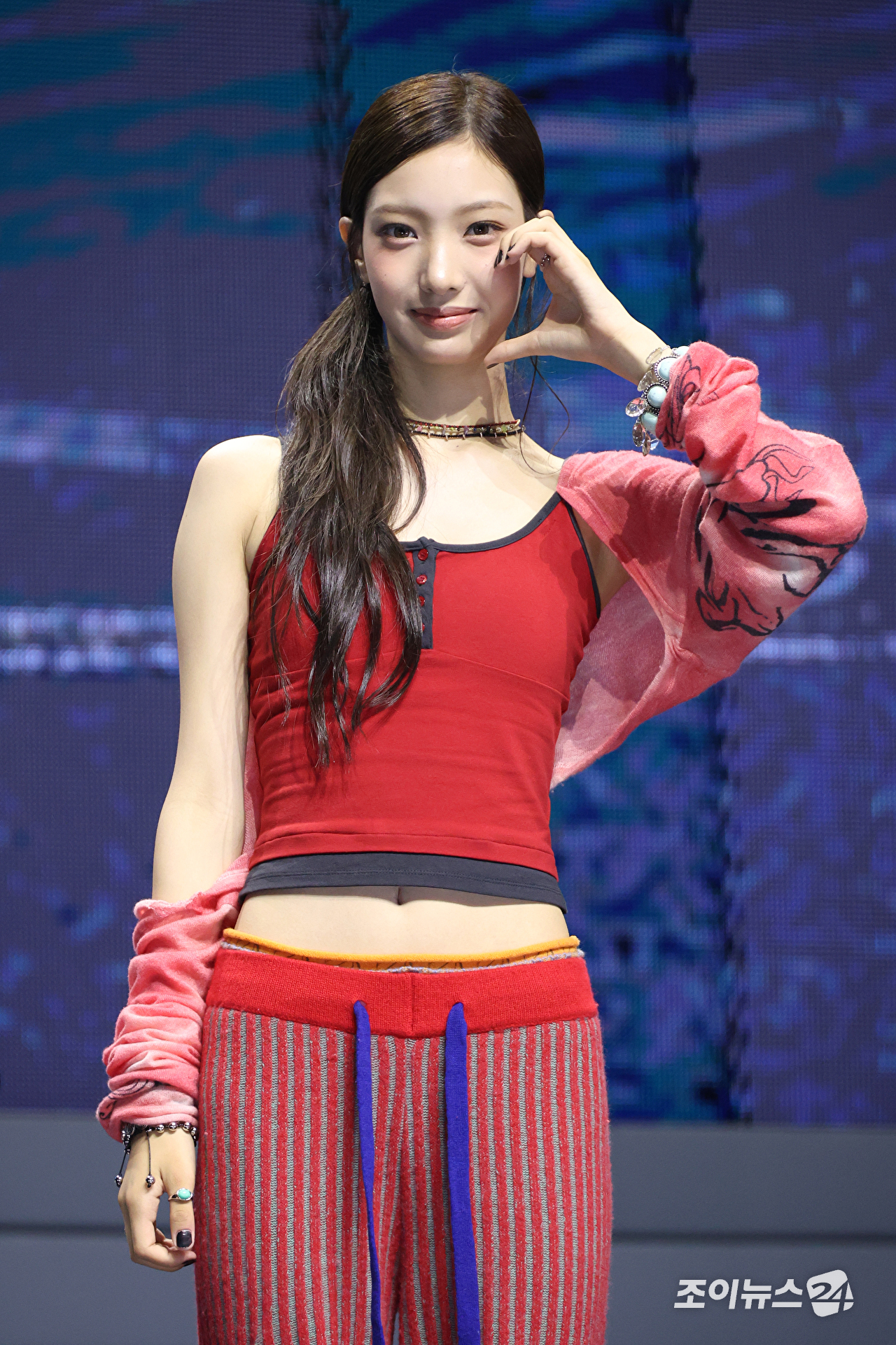 그룹 튜이드 서연이 24일 오후 서울 광진구 예스24라이브홀에서 진행된 튜이드(TUIDE) 데뷔 앨범 '튠 앤 플레이'(TUNE & PLAY) 발매 기념 쇼케이스에 참석해 포즈를 취하고 있다. [사진=문수지 기자]