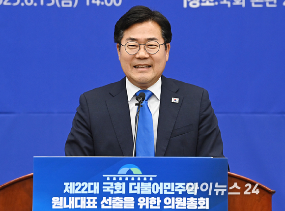 박찬대 더불어민주당 대표 직무대행 겸 원내대표가 13일 서울 여의도 국회에서 열린 원내대표 선출 의원총회에서 인사말 하고 있다. [사진=곽영래 기자]