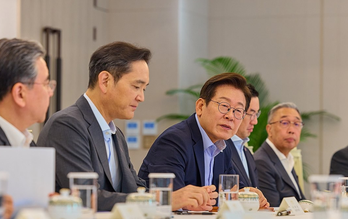 이재명 대통령이 19일 서울 용산 대통령실 청사에서 미일 순방 경제인 간담회를 하고 있다. 왼쪽부터 장재훈 현대차 부회장, 이재용 삼성전자 회장, 이 대통령, 구광모 LG그룹 회장, 박지원 두산그룹 부회장 겸 두산에너빌리티 회장. 2025.8.19 [사진=대통령실/연합뉴스]