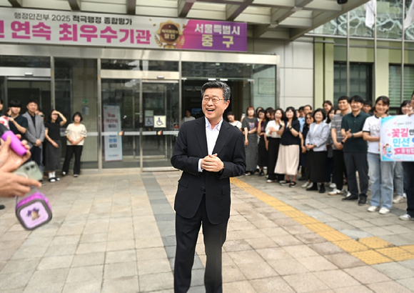 김길성 중구청장이 출근길 인사를 하고 있다. [사진=서울 중구]