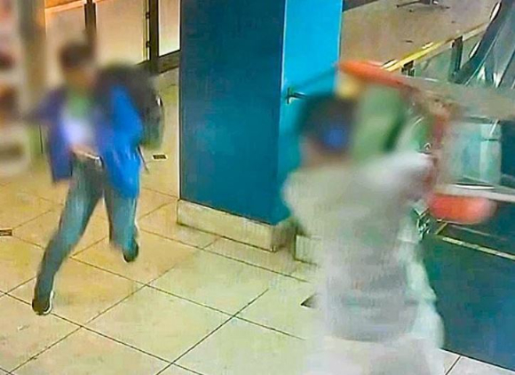 인천 흉기난동 사건 범인을 제압한 30대 직장인 나현준 씨가 화제인 가운데 그가 양팔에 한 문신 '이레즈미'도 조명받고 있다. 사진은 OBS 방송 인터뷰 캡처 [사진=OBS]