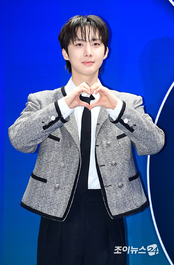 그룹 펜타곤 후이가 3일 오후 서울 동대문디자인플라자(DDP)에서 진행된 '2026 F/W 서울패션위크(SFW)' 오프닝 쇼 뮌 컬렉션 포토월 행사에 참석하고 있다. [사진=정소희 기자]