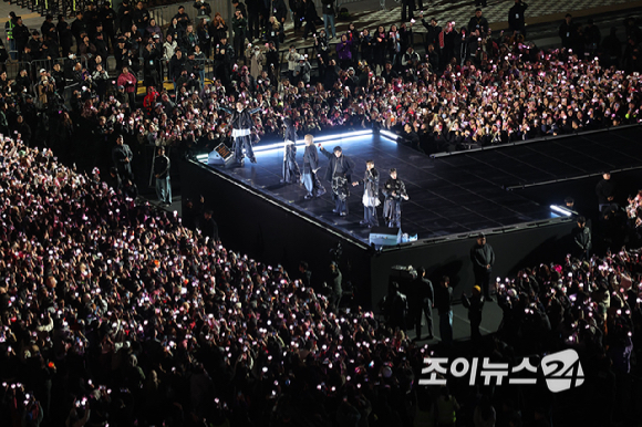 방탄소년단(BTS)이 21일 서울 광화문광장에서 컴백 기념 공연인 'BTS 컴백 라이브: 아리랑'을 펼치고 있다. [사진=사진공동취재단]