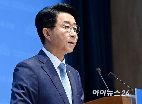 조정식 더불어민주당 의원이 4일 서울 여의도 국회 소통관에서 국회의장 선거 출마 기자회견을 하고 있다. [사진=곽영래 기자]