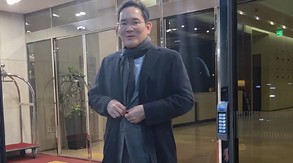 이재용 삼성전자 회장이 미국 출장을 마치고 15일 서울 강서구 김포비즈니스항공센터를 통해 입국하고 있다. [사진=연합뉴스]