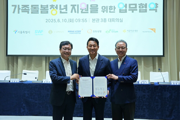 롯데백화점-서울시 가족돌봄청년 지원 업무협약 체결 후 참석자들이 기념 촬영하고 있다. 왼쪽부터 최창남 기아대책 회장, 오세훈 서울시장, 정준호 롯데백화점 대표. [사진=롯데백화점]