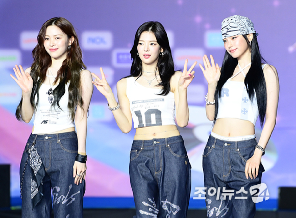 그룹 있지(ITZY)가 26일 오후 경기도 고양 일산서구 대화동 킨텍스에서 열린 2025 SBS 가요대전 Summer(써머) 블루카펫 행사에 참석하고 있다. [사진=정소희 기자]