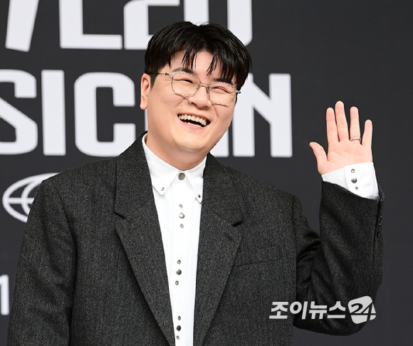 가수 신용재가 12일 오후 서울 양천구 목동 SBS사옥에서 열린 SBS 스튜디오 프리즘 신규 예능 '베일드 뮤지션' 한국편 제작발표회에 참석하고 있다. [사진=정소희 기자]