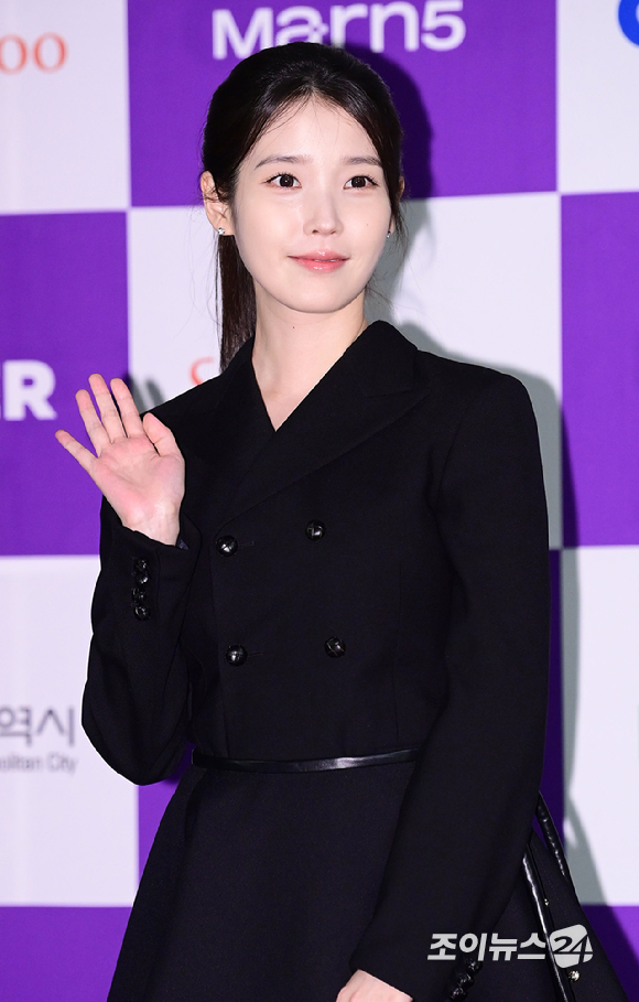 배우 아이유가 7일 서울 용산구 CGV 아이파크몰에서 진행된 '제5회 청룡 시리즈 어워즈' 핸드프린팅 행사에 참석하고 있다. [사진=정소희 기자]