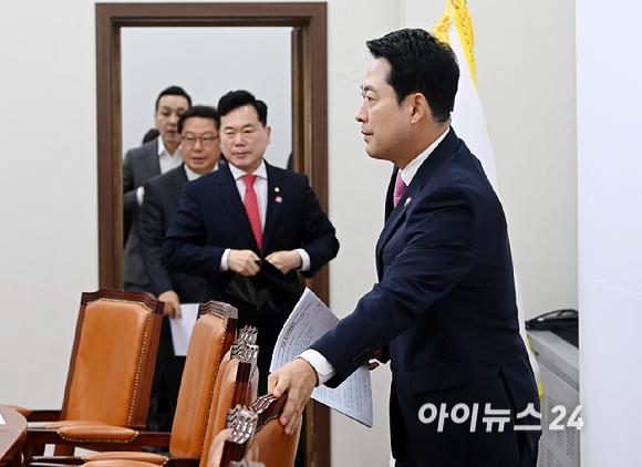 장동혁 국민의힘 당대표가 6일 서울 여의도 국회에서 열린 최고위원회의에 참석하고 있다. [사진=곽영래 기자]