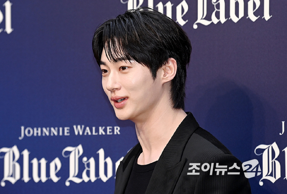 배우 변우석이 21일 서울 용산구 한남동 낫배드커피 한남에서 열린 조니워커 '더 블루로드:루트 투 석세스' 팝업 오프닝 행사에 참석해 포즈를 취하고 있다. [사진=곽영래 기자]