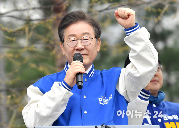 더불어민주당 이재명 대표 겸 공동상임선대위원장이 지난 28일 서울 왕십리역 광장에서 중구성동구 갑과 을에 각각 출마하는 전현희 후보와 박성준 후보 지원 유세를 하고 있다. [사진=곽영래 기자]