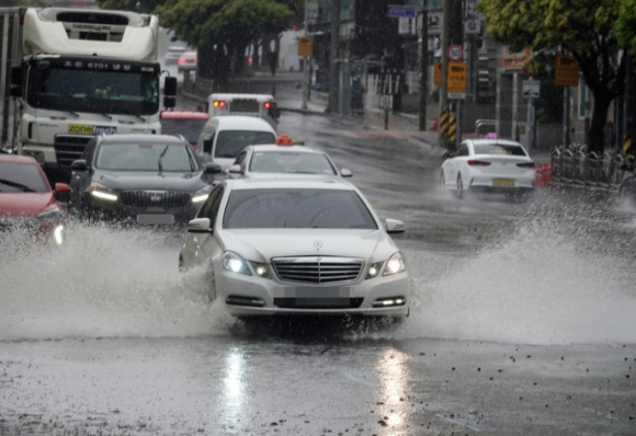 폭우가 쏟아지는 가운데 제주의 도로에 차량들이 주행하고 있다. [사진=뉴시스]