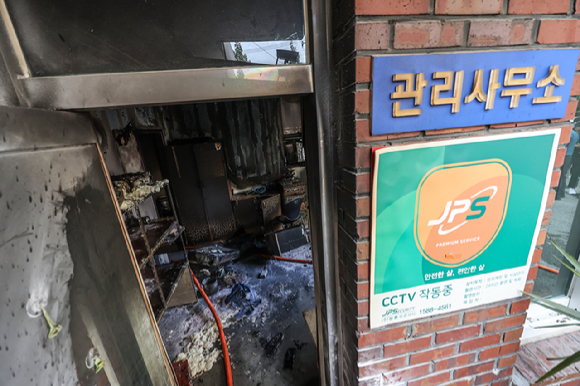 지난달 23일 오전 8시 29분께 경북 경산시 사동 한 아파트 관리실 안에서 폭발 추정 사고가 난 모습. [사진=연합뉴스]