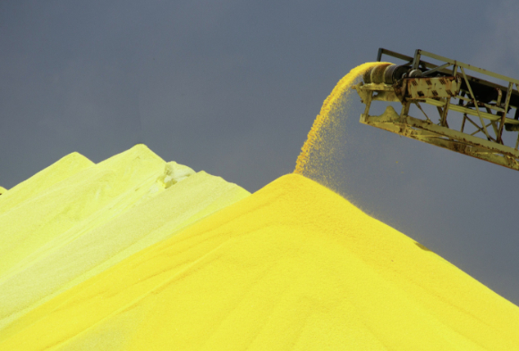 중동 전쟁 여파가 황산 가격 급등으로 번지면서 글로벌 공급망 전반에 '황플레이션' 우려가 커지고 있다. 사진은 황산 가루. [사진=Hachette Learning]