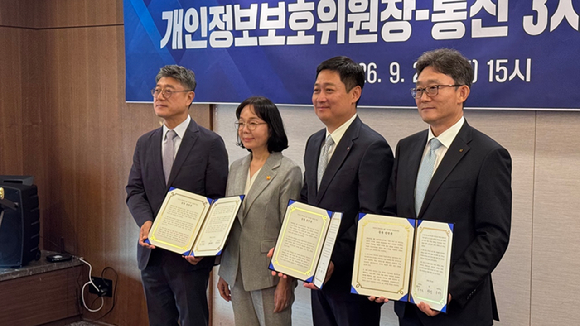 송경희 개인정보보호위원회 위원장(가운데)과 이동통신 3사 최고경영자(CEO)가 서울 중구 프레스센터에서 간담회를 개최한 뒤 단체사진을 촬영하고 있다. [사진=개인정보위]