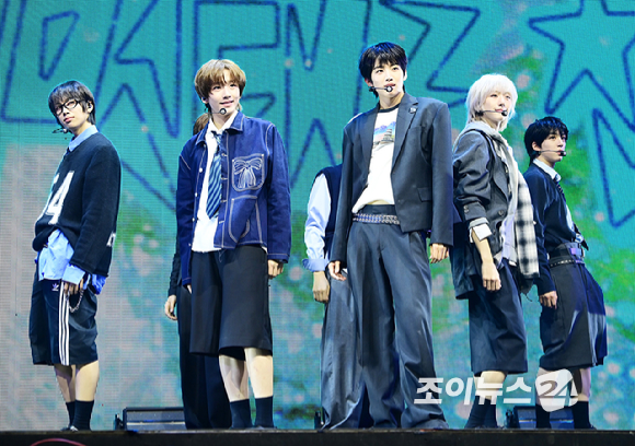 그룹 아이딧이 15일 오후 서울 광진구 광장동 예스24라이브홀에서 아이딧(IDID) 첫 번째 미니 앨범 '아이 디드 잇.(I did it.)' 발매 기념 데뷔 쇼케이스에 참석해 타이틀곡 '제멋대로 찬란하게' 무대를 선보이고 있다. [사진=정소희 기자]