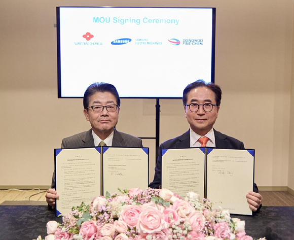 스미토모화학 이와타 케이이치 회장(왼쪽)과 삼성전기 장덕현 사장이 5일 일본 도쿄 스미토모화학 본사에서 MOU를 체결하고 있다. [사진=삼성전기]