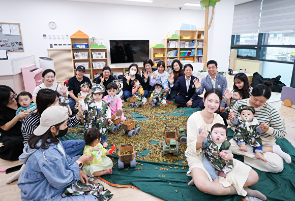 29일 문을 연 성주형 24시 통합돌봄센터에서 참석자들이 기념 퍼포먼스를 펼치고 있다. [사진=성주군]