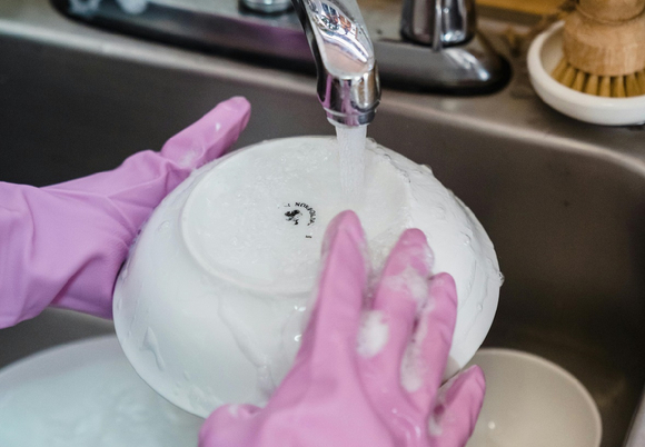 시어머니 병간호 문제를 둘러싸고 전업주부 며느리가 남편과 갈등을 겪고 있다는 사연이 알려졌다. 사진은 본 기사 내용과 무관. [사진=조은수 기자]