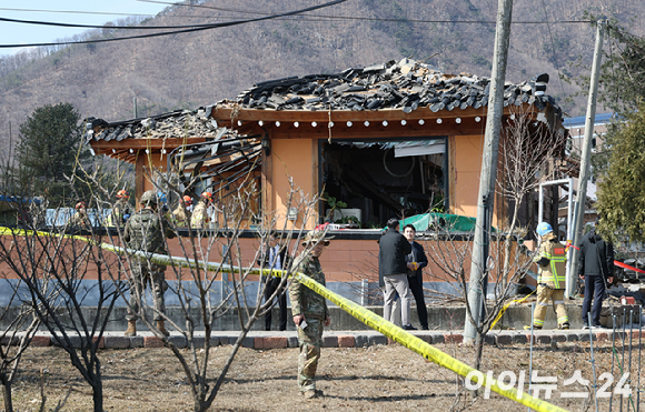 6일 경기 포천시 이동면 한 민가에 포탄으로 추정되는 물체가 떨어져 가옥이 파손된 가운데 마을 일대가 통제되고 있다. [사진=사진공동취재단]