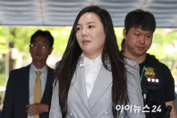300억원대 사기 혐의를 받는 차가원 피아크그룹 회장 겸 원헌드레드 대표가 3일 오전 서울 서초구 서울중앙지방법원에서 열린 구속 전 피의자 심문(영장실질심사)에 출석하고 있다. 2026.08.03 [사진=사진공동취재단]