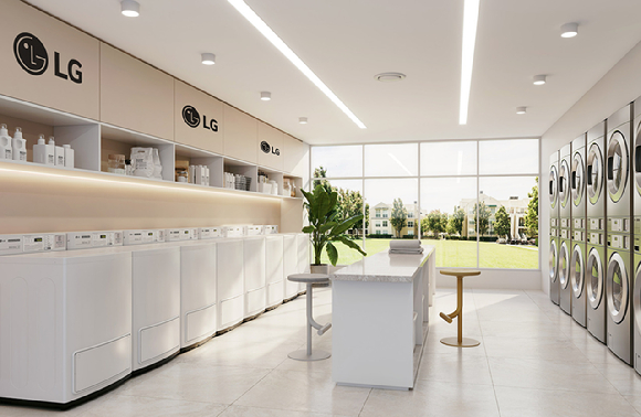 LG전자 미국법인 HS담당 김상용 전무(왼쪽)과 로드리고 카스텔라노스 CSC CEO가 세탁기 공급 계약 체결 후 악수하고 있다. [사진=LG전자]