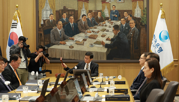 이창용 한국은행 총재가 23일 오전 서울 중구 한국은행 본관에서 열린 금융통화위원회 본회의에서 의사봉을 두드리고 있다. [사진=한국은행]