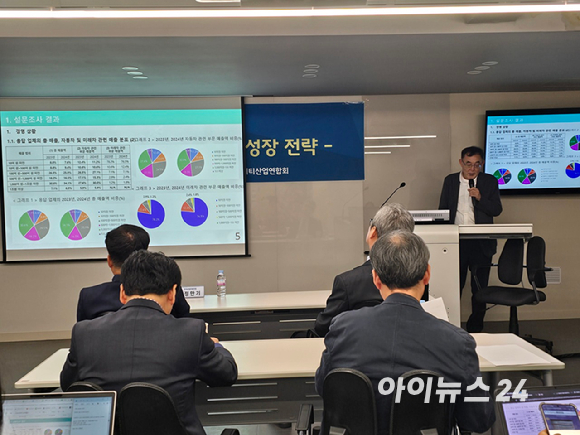 (왼쪽부터)천서형 LG경영연구원 연구위원, 오윤석 자동차부품산업진흥재단 단장, 이상희 한국공학대학교 교수, 이기형 한양대학교 산학협력부총장, 조철 산업연구원 선임연구위원, 이원호 라이카그룹 R&D센터장이 29일 서울 서초구 한국계량측정협회 별관 회의실에서 열린 '제44회 자동차모빌리티산업발전포럼'에서 토론하고 있다. [사진=김종성 기자]