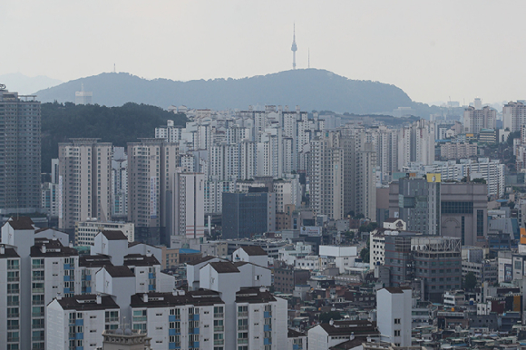 서울 강북구 북서울꿈의숲 전망대에서 바라본 강북지역 아파트단지 모습. [사진=뉴시스]