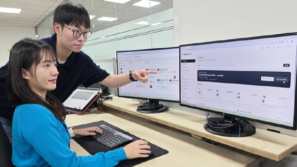 포스코DX의 AX 컨설턴트 직원들이 AI에이전트가 도출한 컨설팅 산출물을 검토하고 있다. [사진=포스코DX]