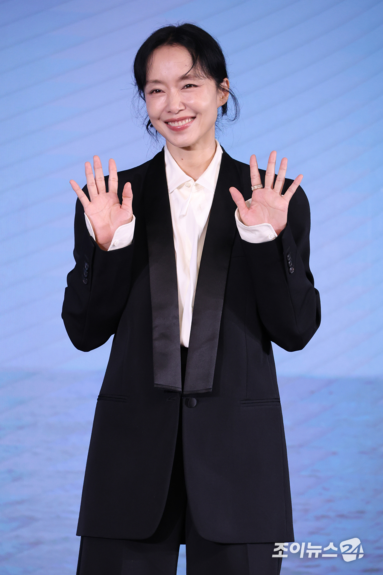 배우 전도연이 25일 오전 서울 마포구 호텔 나루 서울 엠갤러리에서 진행된 넷플릭스 영화 '가능한 사랑'(감독 이창동) 제작보고회에 참석해 포즈를 취하고 있다. [사진=문수지 기자]
