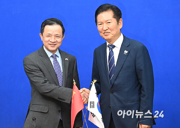 정청래 더불어민주당 대표가 11일 오전 서울 여의도 국회에서 다이빙 주한중국대사를 접견, 기념촬영을 하고 있다. [사진=곽영래 기자]